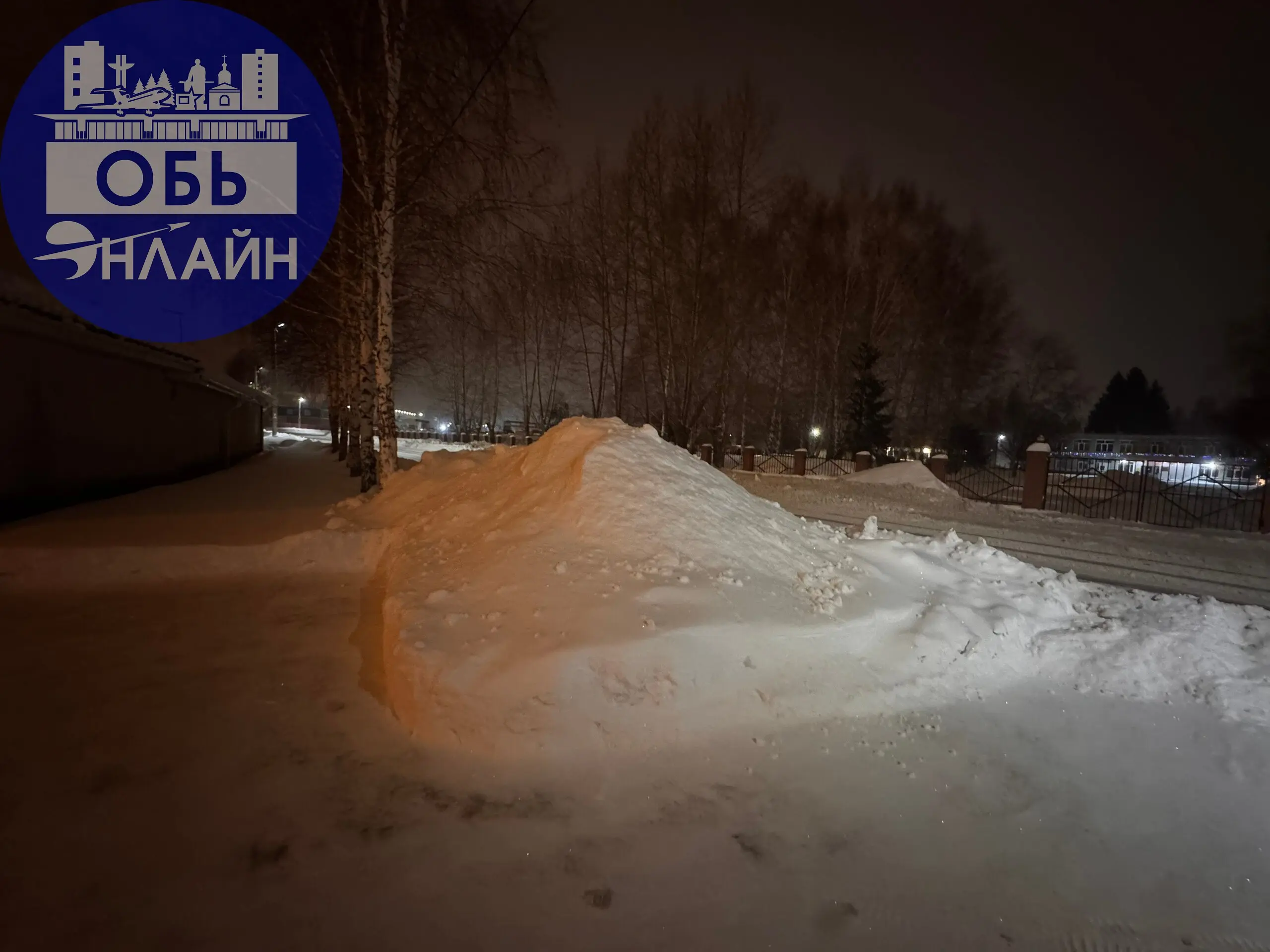 ↗ Снег на центральных улицах конечно хорошо почистили ,а как быть с выездом с прилегающих улиц ?
Нагребли по колено высотой.
Сугроб загораживает обзор на выезд .
Переулок Полевой выезд на Линейную.
vk | Сетка — социальная сеть от hh.ru