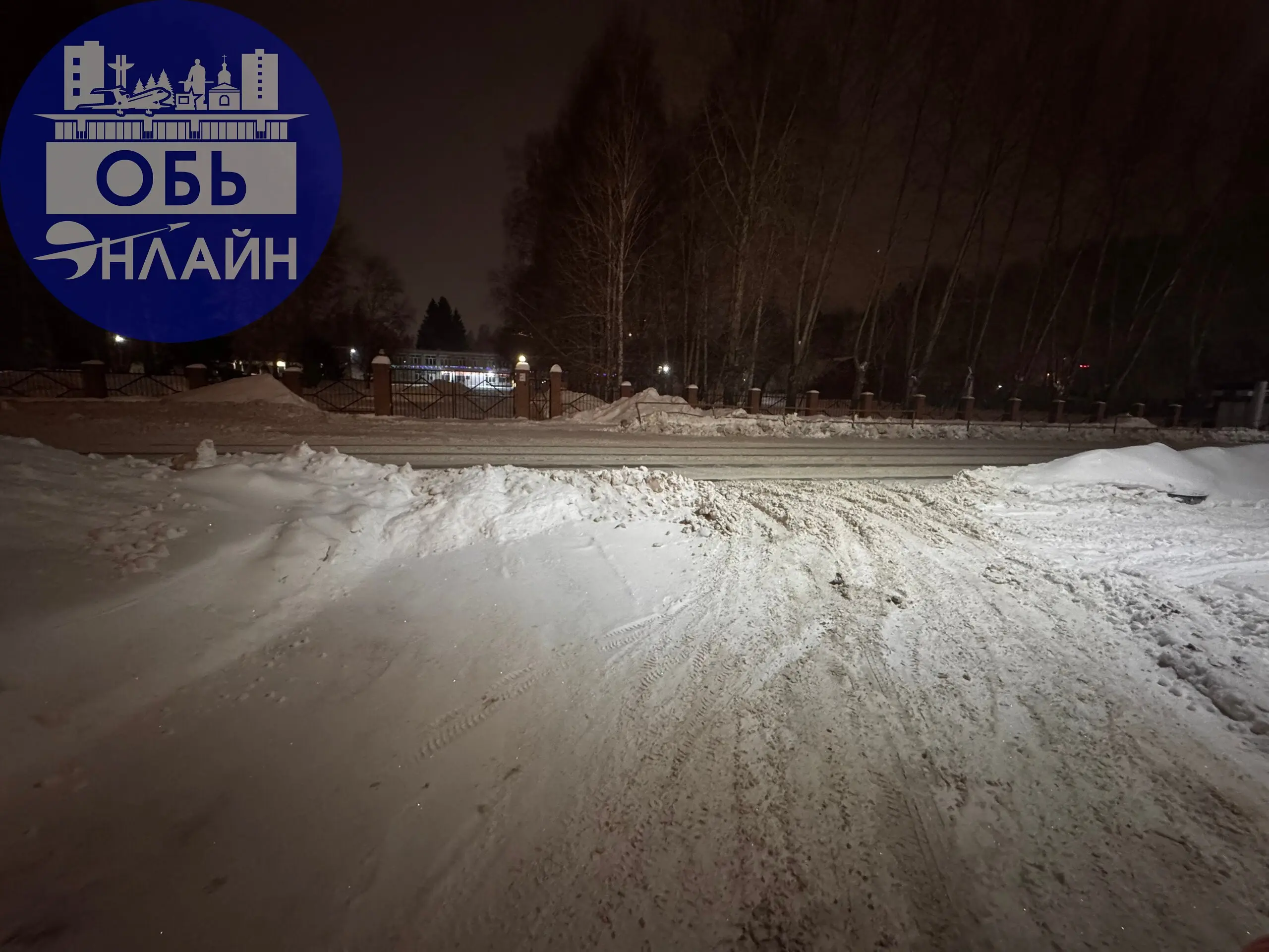 ↗ Снег на центральных улицах конечно хорошо почистили ,а как быть с выездом с прилегающих улиц ?
Нагребли по колено высотой.
Сугроб загораживает обзор на выезд .
Переулок Полевой выезд на Линейную.
vk | Сетка — социальная сеть от hh.ru