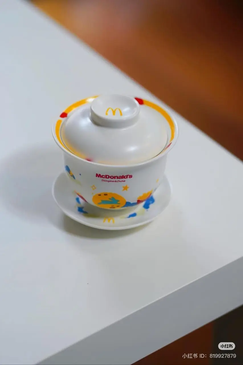 С небольшой задержкой до меня дошла новость о том, что в Китае McDonald’s к празднику середины осени выпустил набор чайной посуды | Сетка — социальная сеть от hh.ru