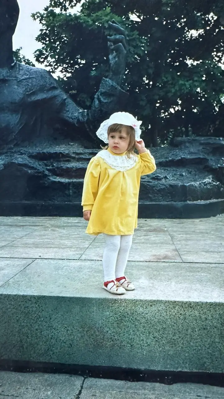 Slavik stare
Тренд на “загадочный русский взгляд”, не перестает меня умилять.
Повторить пытаются многие, выходит только у Милании, хихи.
И я все думаю, что дело в родовой памяти | Сетка — социальная сеть от hh.ru