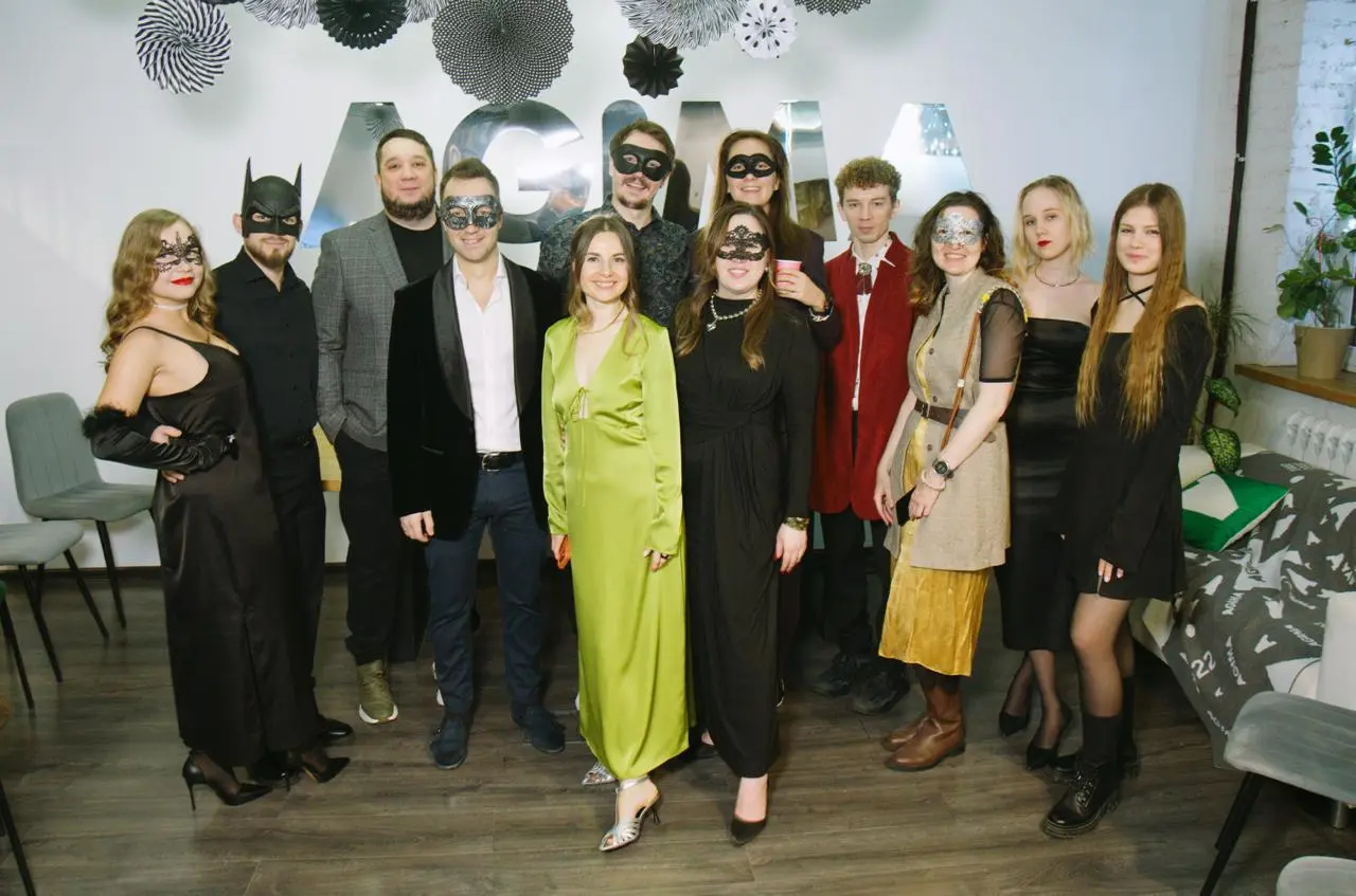 В пятницу состоялись Итоги Года 💜
У нас уже давно сложилась добрая традиция — собираться всем вместе под конец декабря. И ребята всегда этого очень ждут | Сетка — социальная сеть от hh.ru