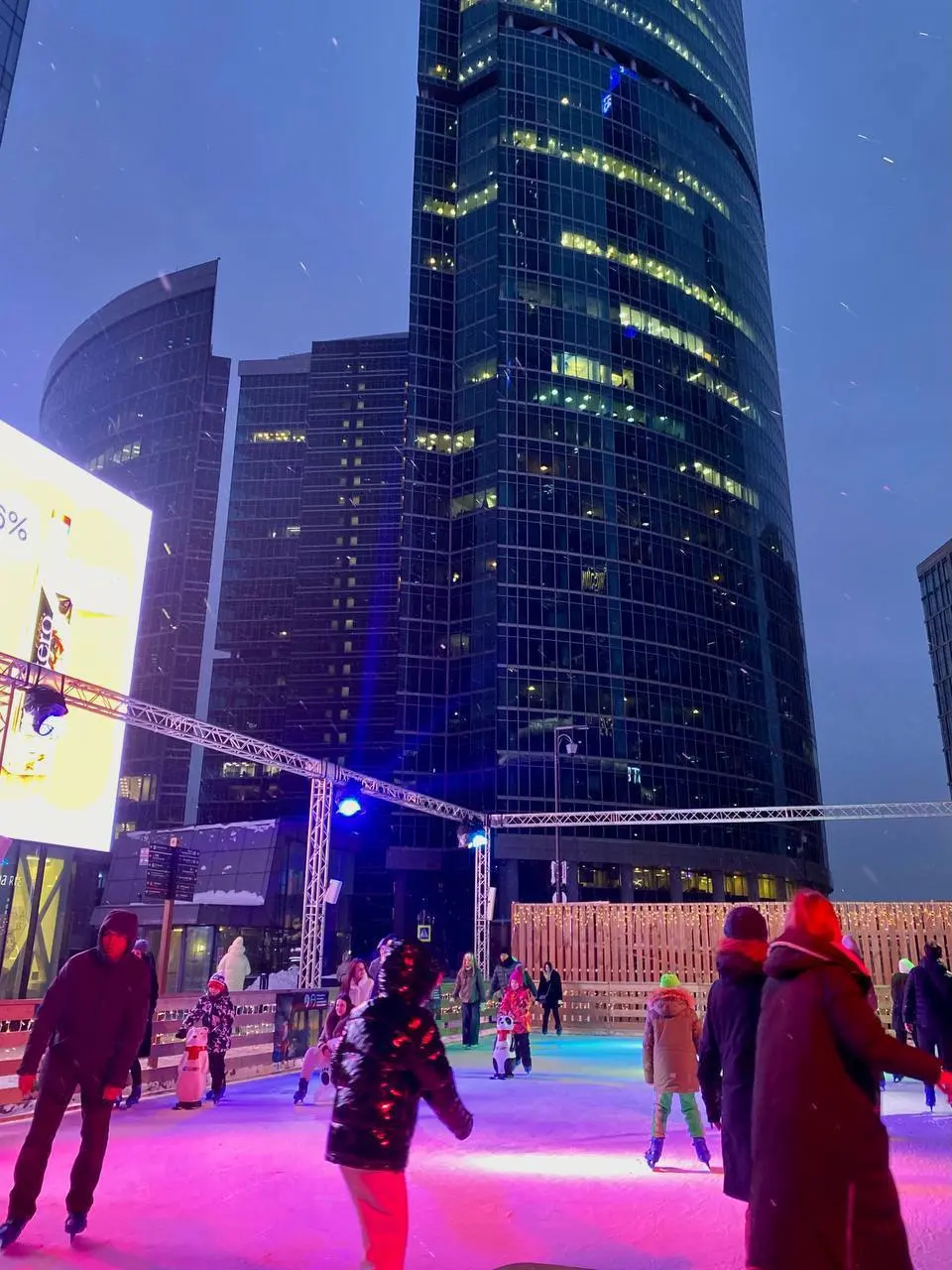 ✨Бесплатный каток среди небоскрёбов Москва-Сити откроют уже завтра
25 декабря в 14:30
В программе:
❄️Поздравление от Деда Мороза
❄️Выступление спортивного балета на льду
❄️Мастер-класс по фигурному ка... | Сетка — социальная сеть от hh.ru