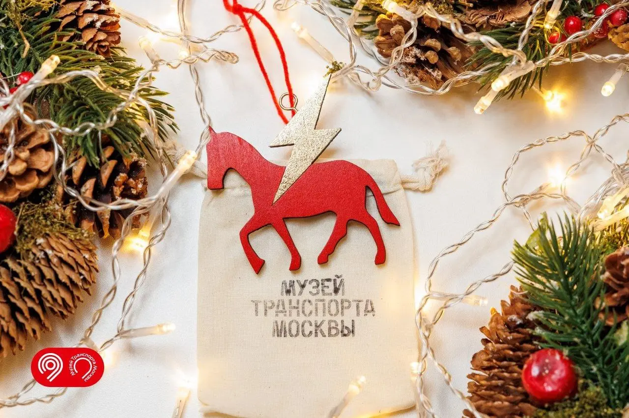Музей транспорта Москвы выпустил свою серию новогодних украшений для ёлки. Часть из них — со столичными достопримечательностями, например, легендарным гаражом Мельникова | Сетка — социальная сеть от hh.ru