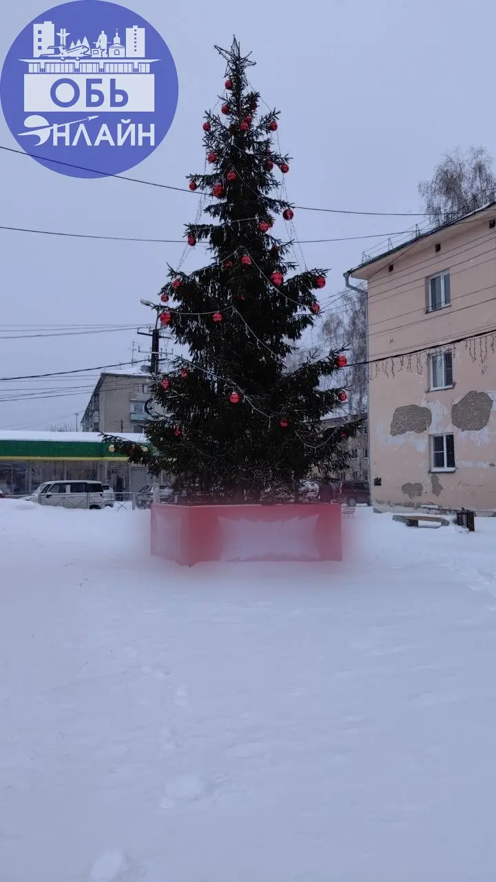 ↗ Так красиво ёлочку в этом году нарядили на Максима Горького, но вскоре опять добавили рекламу банка, оно того стоило?
Фотографироваться даже теперь не хочется | Сетка — социальная сеть от hh.ru