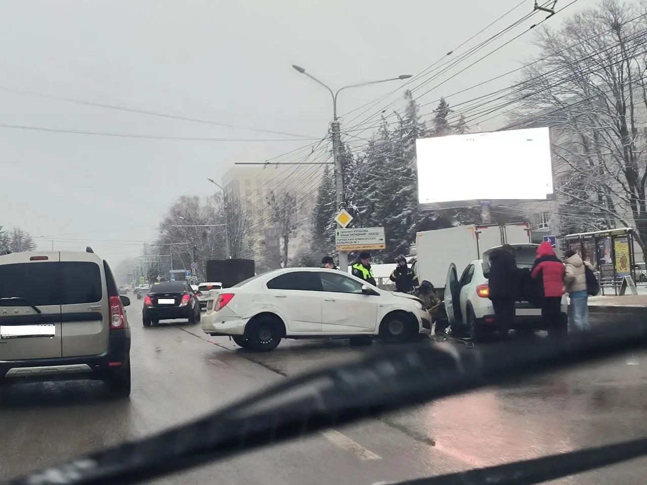 🚓Два человека пострадали в аварии на улице Ленина в Ставрополе
Информация о ДТП поступила от спасателей. Столкновение двух машин произошло в районе площади 200-летия | Сетка — социальная сеть от hh.ru