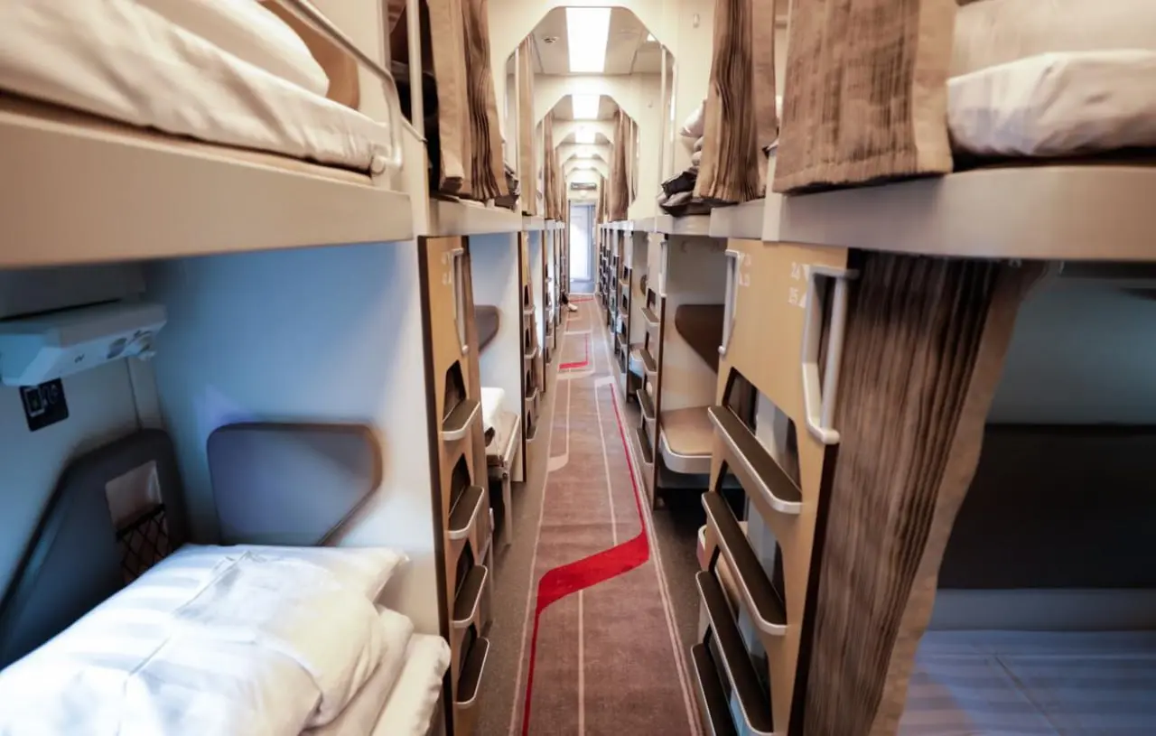 ⏺ В поездах ФПК (дочка РЖД) с 2027 года появится спутниковый интернет от «Бюро 1440»
В 2027 году ФПК начнет использовать потенциал низкоорбитальной группировки, сообщил генеральный директор ФПК Владим... | Сетка — социальная сеть от hh.ru