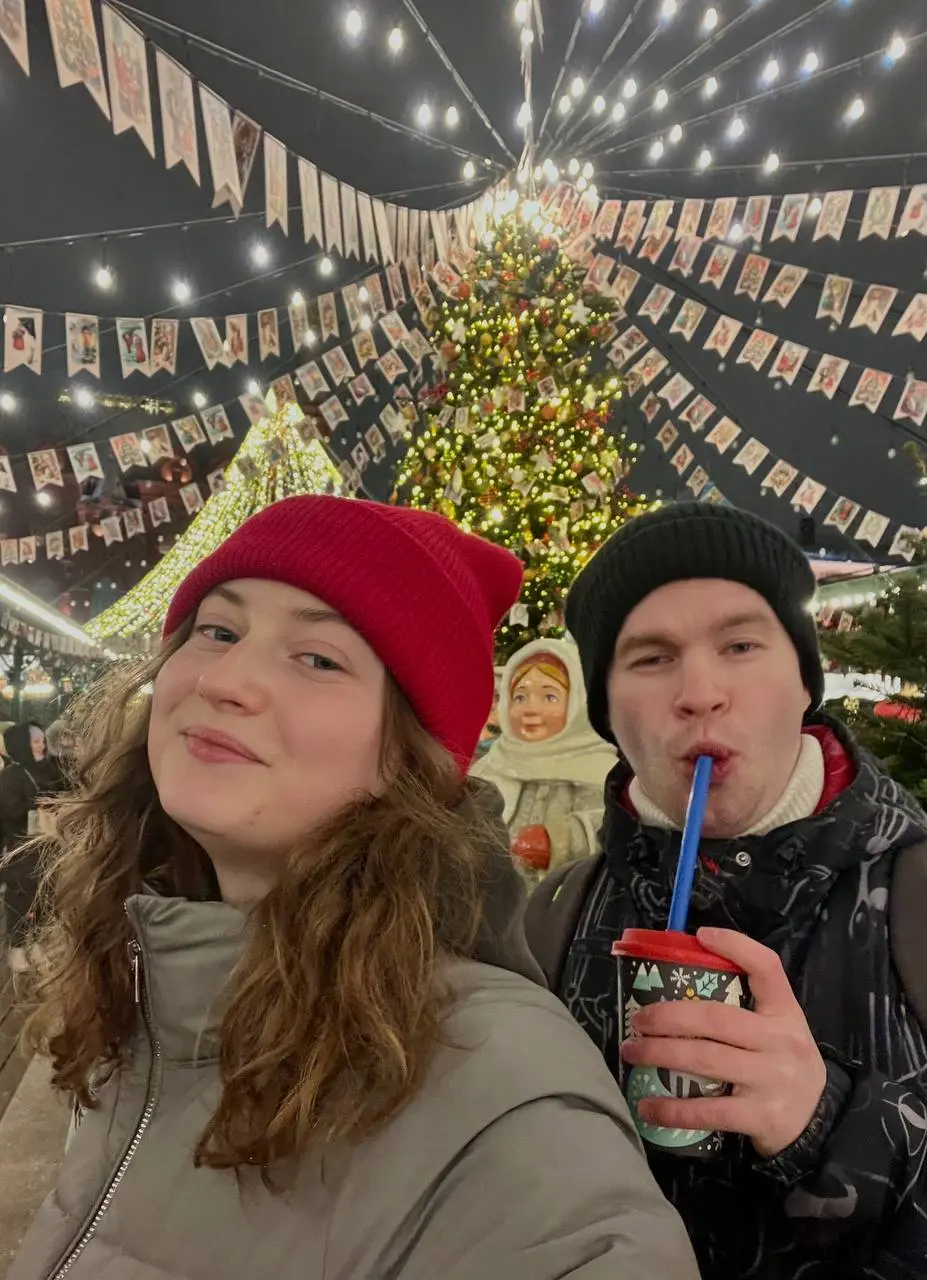 Ярмарка на Красной площади обязательна к посещению 🎠
не упускаю момента кринжово сфотографироваться с какими-то статуями и потанцевать (?)
так помимо прочего и с дружочком Робертом увиделись)
а еще бе... | Сетка — социальная сеть от hh.ru