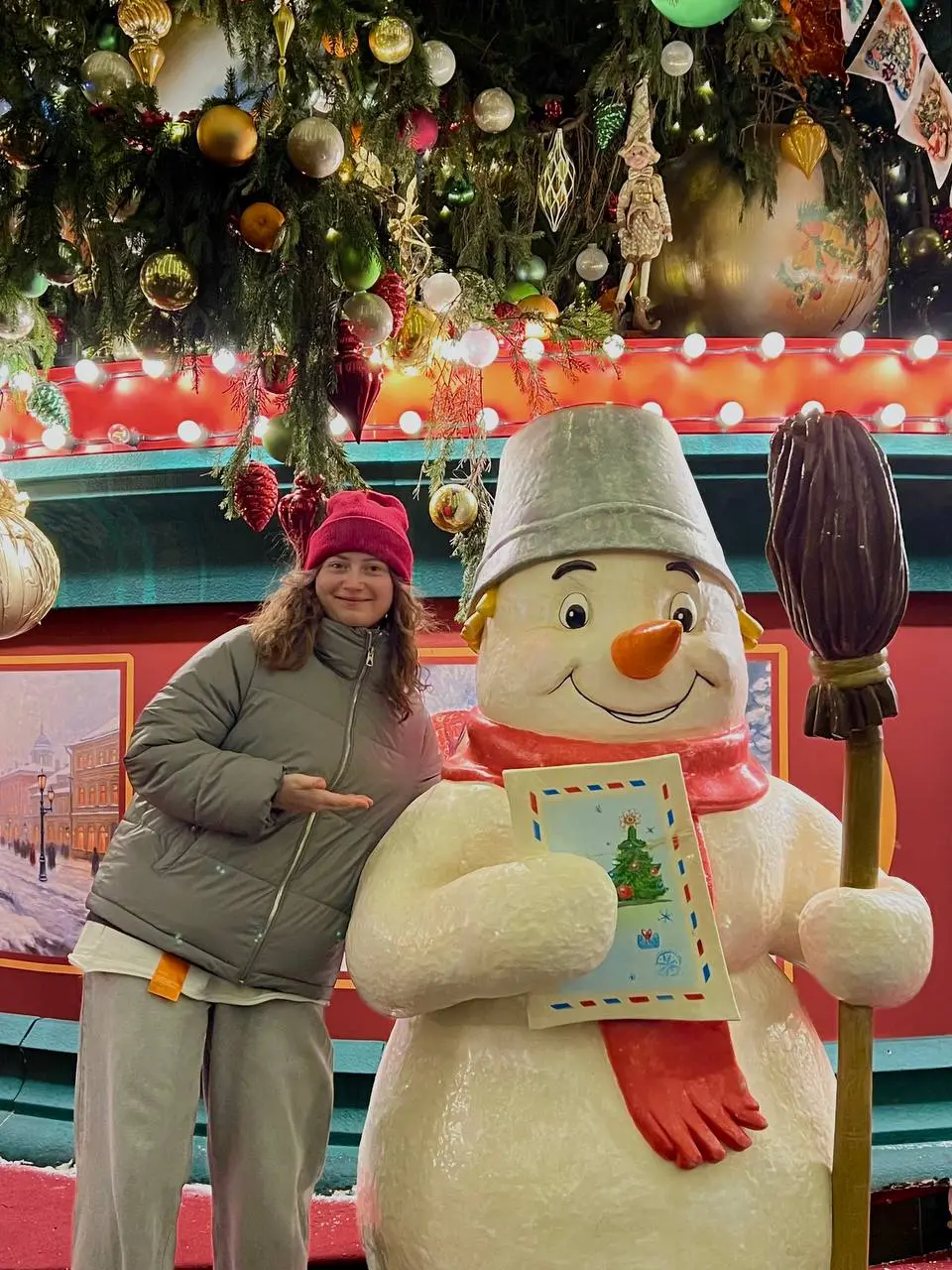 Ярмарка на Красной площади обязательна к посещению 🎠
не упускаю момента кринжово сфотографироваться с какими-то статуями и потанцевать (?)
так помимо прочего и с дружочком Робертом увиделись)
а еще бе... | Сетка — социальная сеть от hh.ru