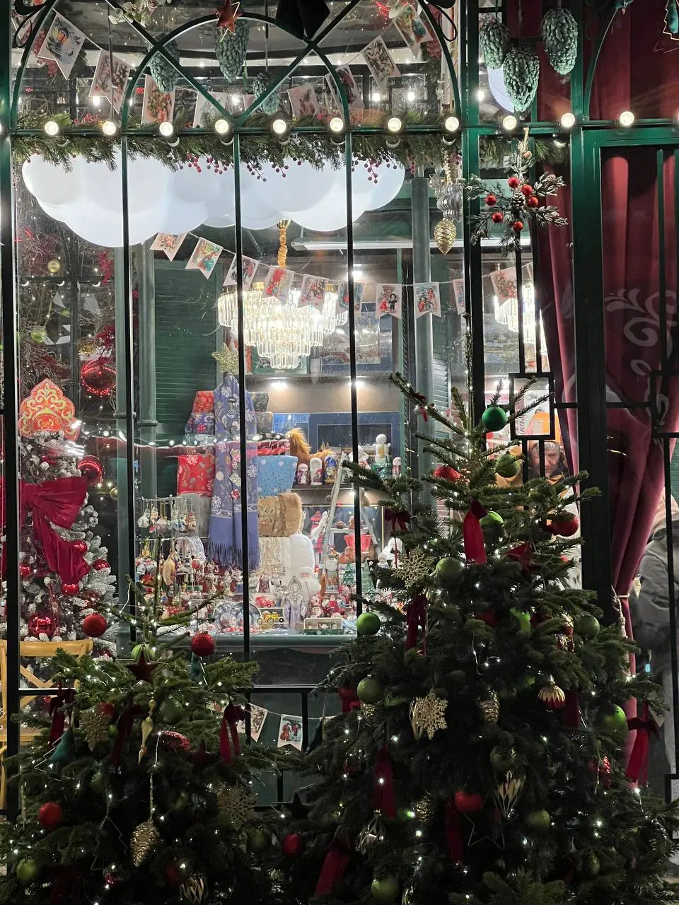 Ярмарка на Красной площади обязательна к посещению 🎠
не упускаю момента кринжово сфотографироваться с какими-то статуями и потанцевать (?)
так помимо прочего и с дружочком Робертом увиделись)
а еще бе... | Сетка — социальная сеть от hh.ru