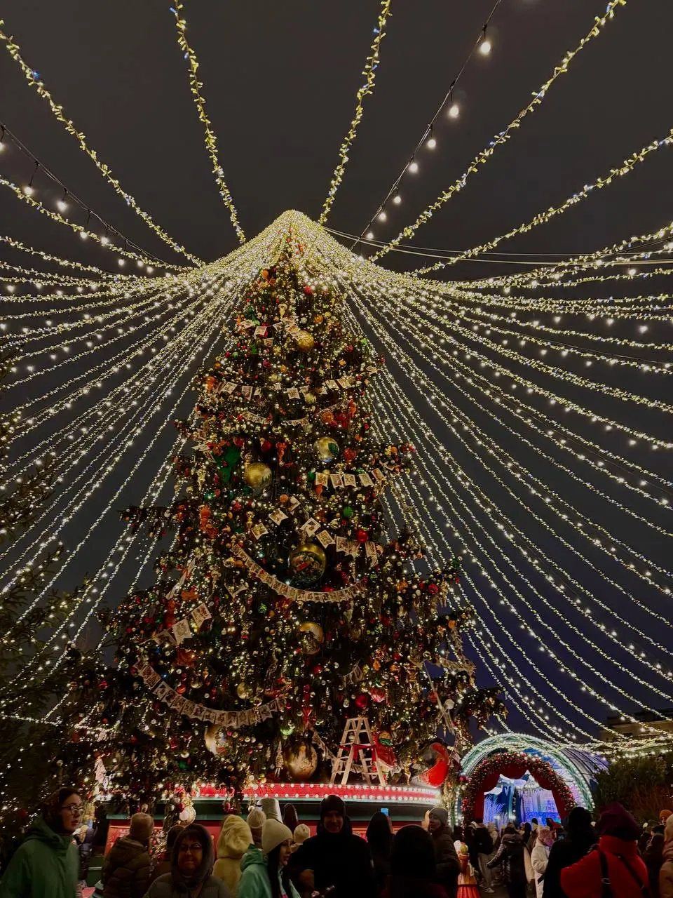 Ярмарка на Красной площади обязательна к посещению 🎠
не упускаю момента кринжово сфотографироваться с какими-то статуями и потанцевать (?)
так помимо прочего и с дружочком Робертом увиделись)
а еще бе... | Сетка — социальная сеть от hh.ru