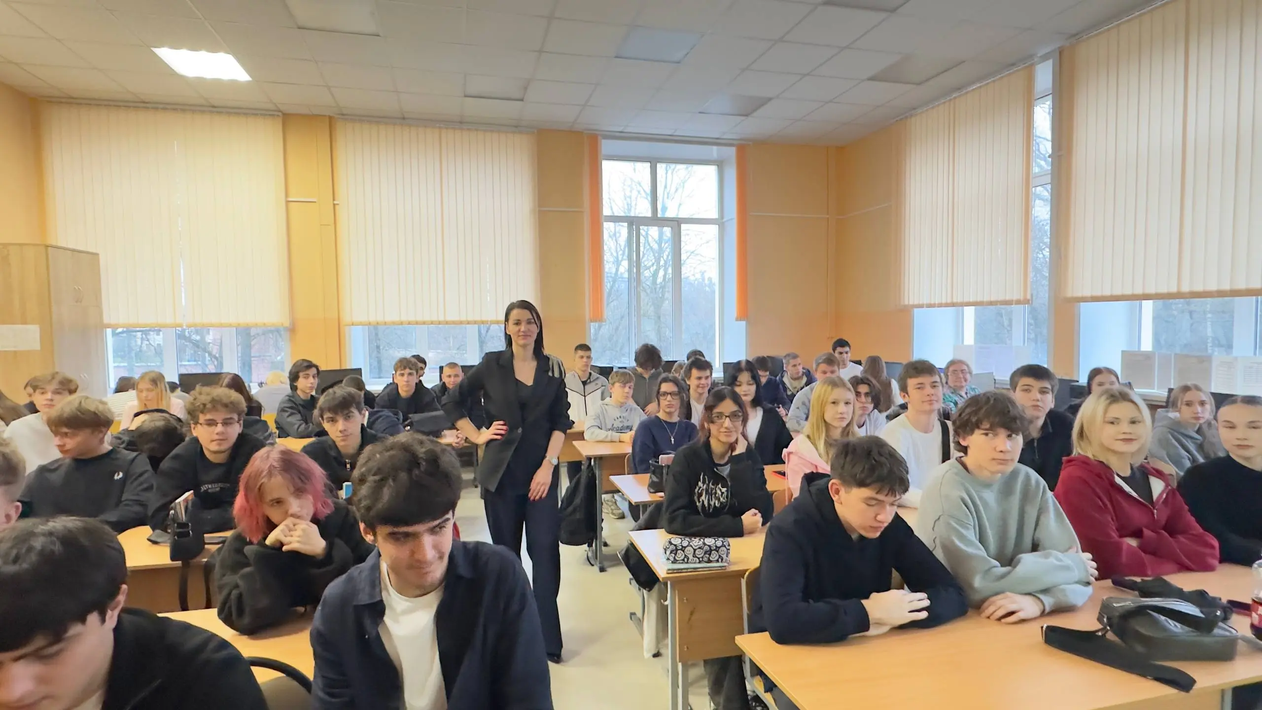 Кто сегодня действительно скупает сильных специалистов по ИИ?
(Подсказка: не для «экспериментов», а для результата)
👉 Бизнес, который устал:

тратить месяцы на задачи, решаемые за час;
терять людей от... | Сетка — социальная сеть от hh.ru