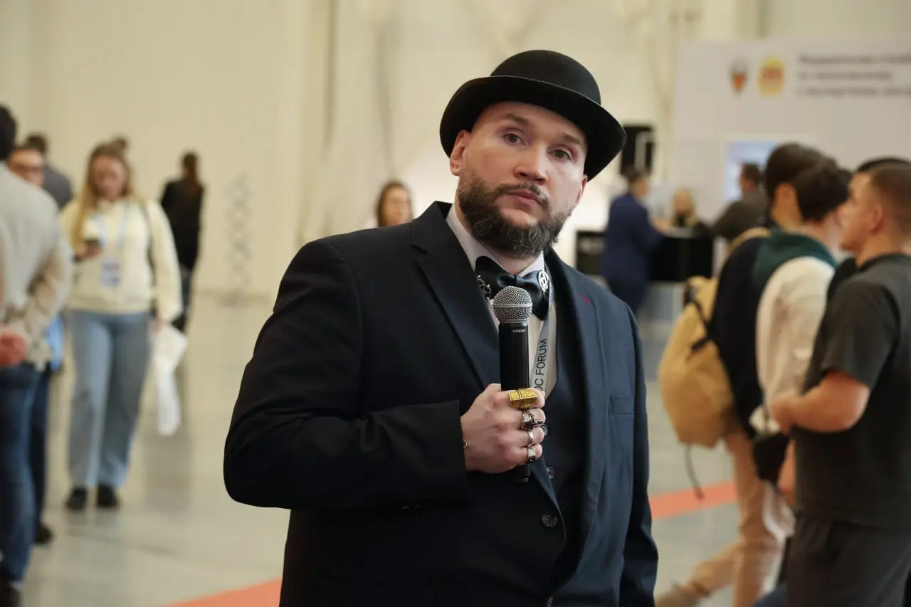 ⏺ Товарищи! В четверг (сегодня) новостей в канале не будет, потому что Игнатия сегодня день рождения! 💃
#Катявещает
Игнатий не просто лицо нашего канала, как он любит пренебрежительно говорить о себе | Сетка — социальная сеть от hh.ru