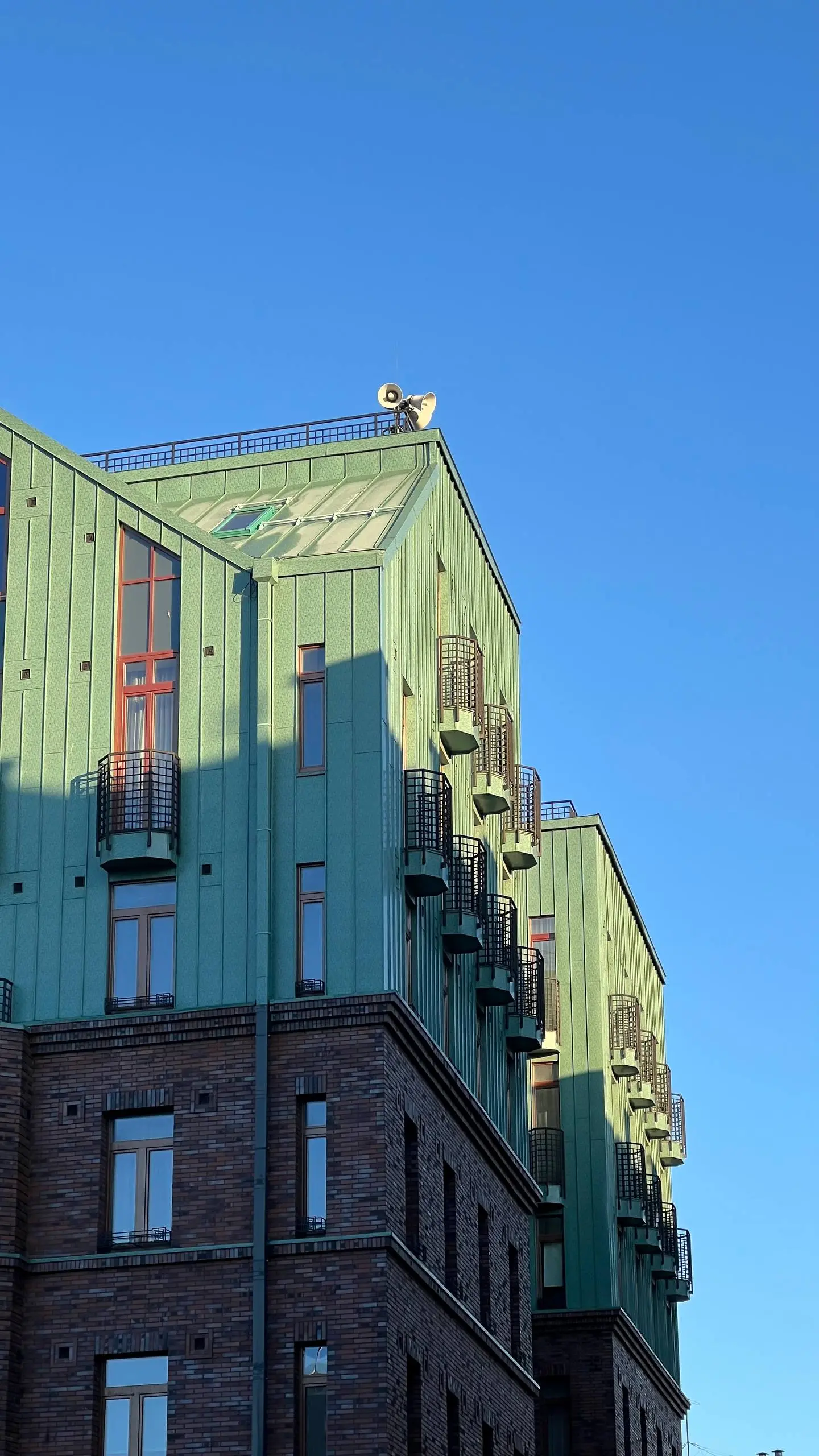 ☀️ Клубный дом "Артхаус"
Редко удаётся поймать солнечные дни в Петербурге, но сегодня получилось!
📷🚶‍♂️
ЖК "Артхаус" 2021 г. - привлёк внимание благодаря материалам и их непривычному расположению | Сетка — социальная сеть от hh.ru