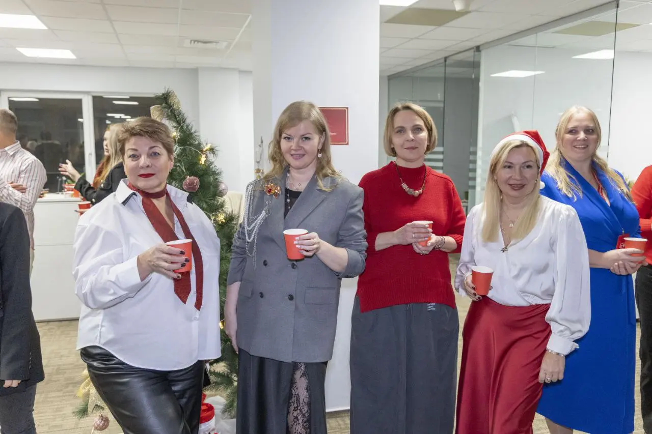 👋 Привет, друзья!
До Нового года осталась всего 1 неделя! 🎅✨
У нас отличные новости: сезон подбора 2025 - закрыт! Ура! 🎉
Уже несколько лет наша большая команда с удовольствием играет в онлайн‑квизы - ... | Сетка — социальная сеть от hh.ru