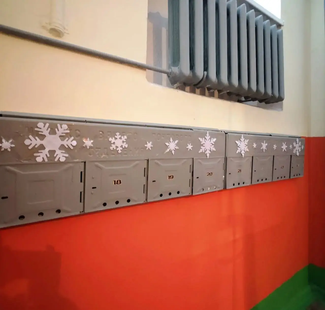 🎅 Новогоднее настроение для всех соседей
Подъезд одного из домов на улице Ленина в Ставрополе украсили к празднику.
А у вас украсили подъезд или двор в доме?
📲 Что-то на Ставропольском в MAX | Сетка — социальная сеть от hh.ru