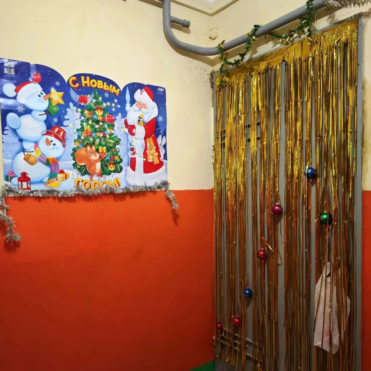 🎅 Новогоднее настроение для всех соседей
Подъезд одного из домов на улице Ленина в Ставрополе украсили к празднику.
А у вас украсили подъезд или двор в доме?
📲 Что-то на Ставропольском в MAX | Сетка — социальная сеть от hh.ru