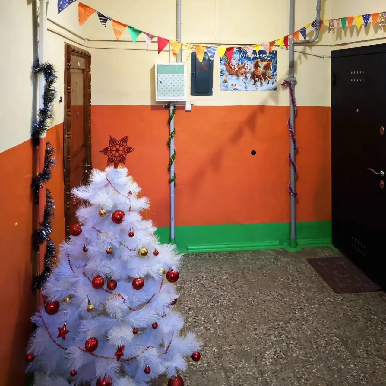 🎅 Новогоднее настроение для всех соседей
Подъезд одного из домов на улице Ленина в Ставрополе украсили к празднику.
А у вас украсили подъезд или двор в доме?
📲 Что-то на Ставропольском в MAX | Сетка — социальная сеть от hh.ru