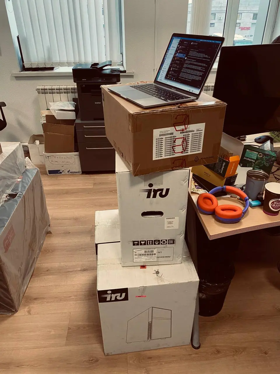 Все-таки круто работать в передовой IT компании: у нас тут первоклассное оснащение.
Представляете, есть даже возможность работать стоя. Я редко такое встречал, а опыт у меня огого. | Сетка — социальная сеть от hh.ru