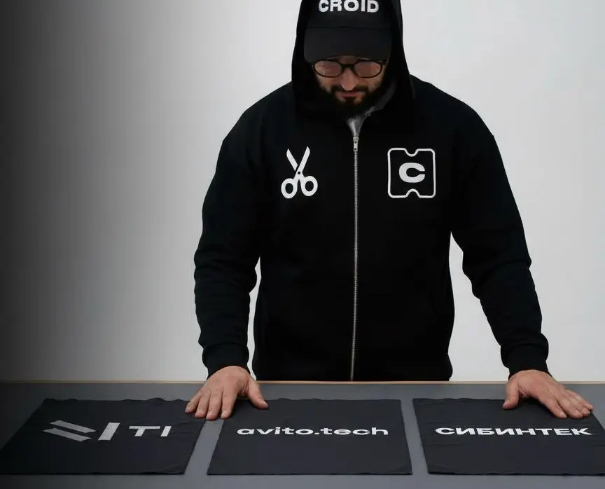 Вышивка, Шелкография или DTF: как выбрать нанесение и не испортить хороший мерч
Частый запрос: «Хочу вышивку на футболках, чтобы дорого-богато и навечно. И логотип с градиентом» | Сетка — социальная сеть от hh.ru