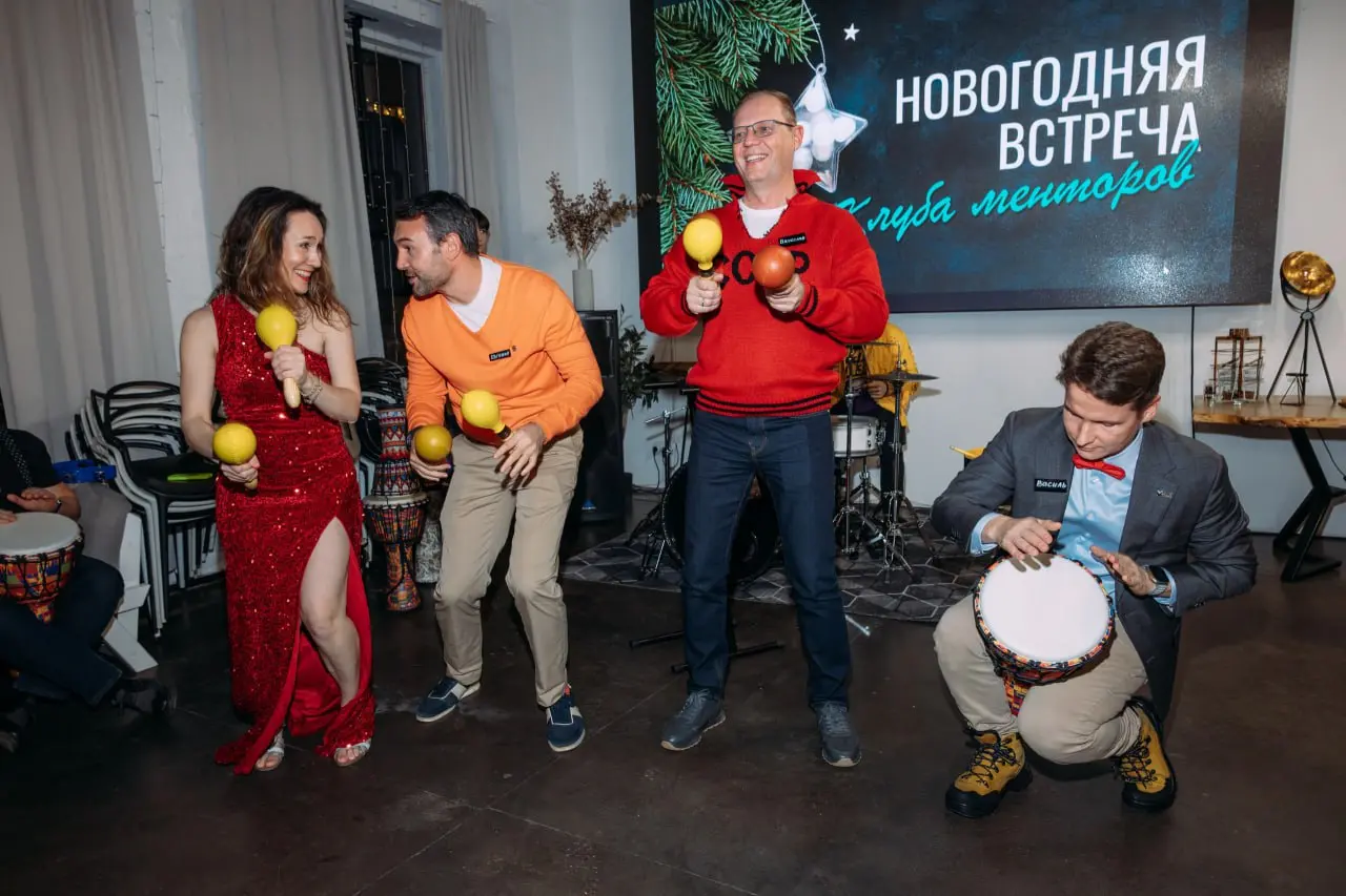🎵 Музыка нас связала: как ритм объединяет команду
Представьте, ваш рабочий коллектив — это музыкальная группа:
🥁 Стучат барабаны — отдел продаж набивает план
🎺 Звенят тамбурины — маркетологи продвигаю... | Сетка — социальная сеть от hh.ru