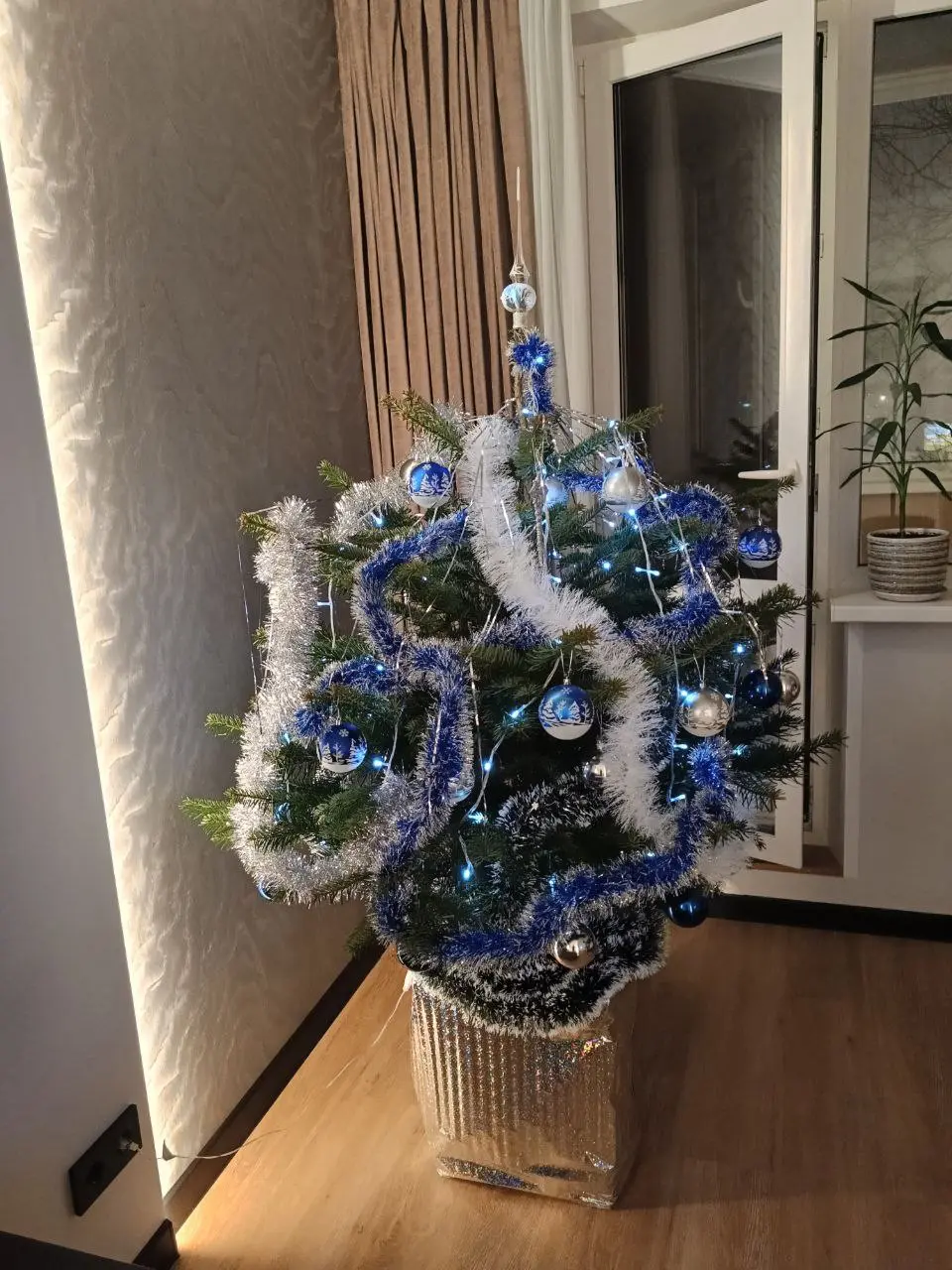 Друзья,
А что если устроим флеш моб с елочками.
У нас в этот раз вот такая красавица.
Делитесь своими прекрасными ёлками или просто как украсили свой дом🎄 | Сетка — социальная сеть от hh.ru