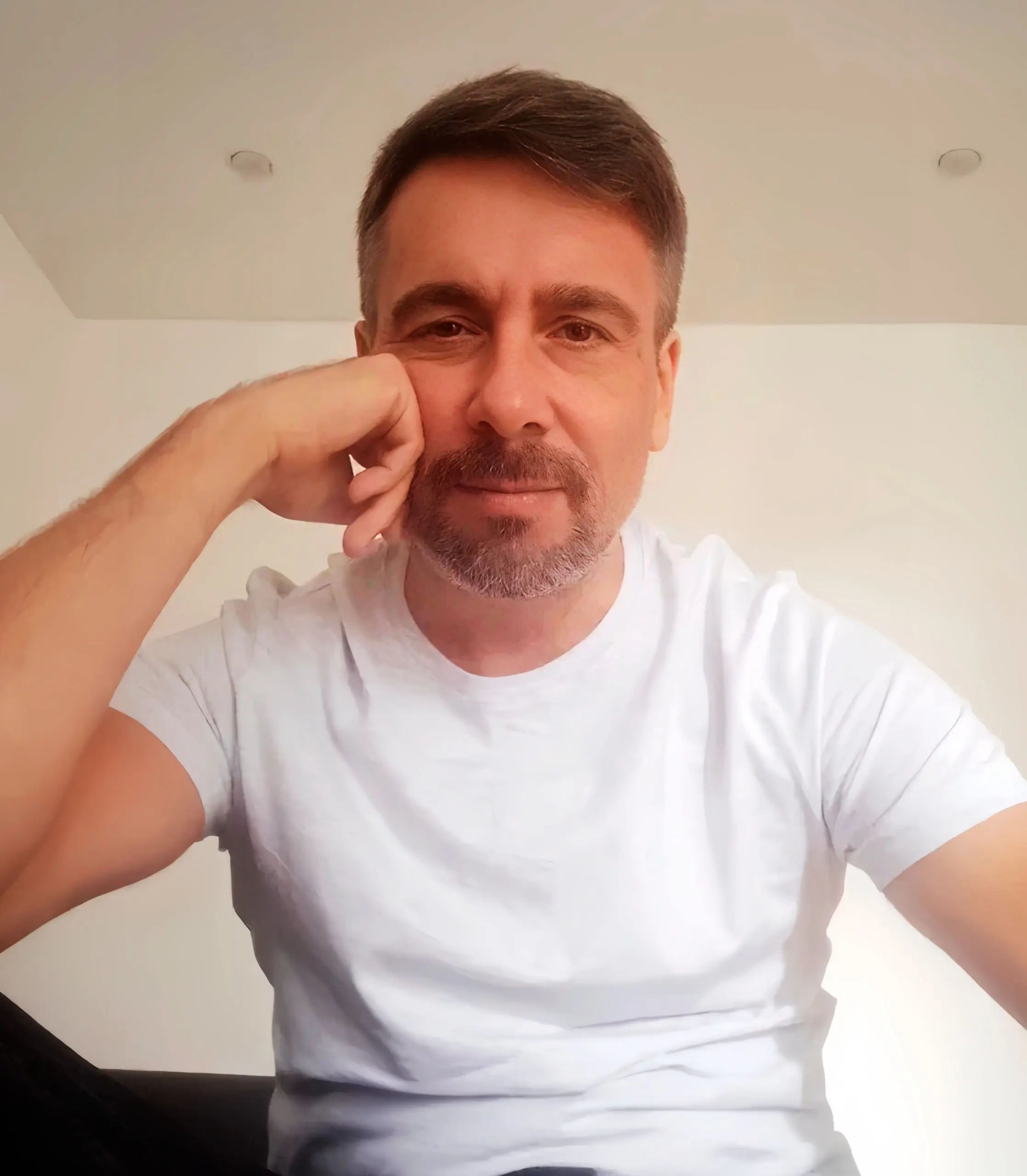 🖐Привет, я Влад. Подключаюсь в рабочий чат команды как “встроенный эксперт” (Strategic Growth Architect) | Сетка — социальная сеть от hh.ru