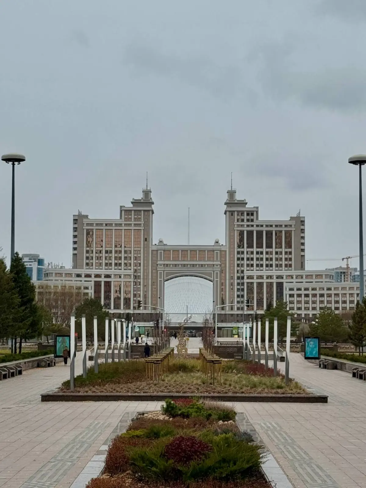Недавно мы с девушкой съездили в Астану — просто погулять и посмотреть Казахстан
Страна активно развивается, и было интересно вживую увидеть, как выглядит столица и чем она живёт | Сетка — социальная сеть от hh.ru