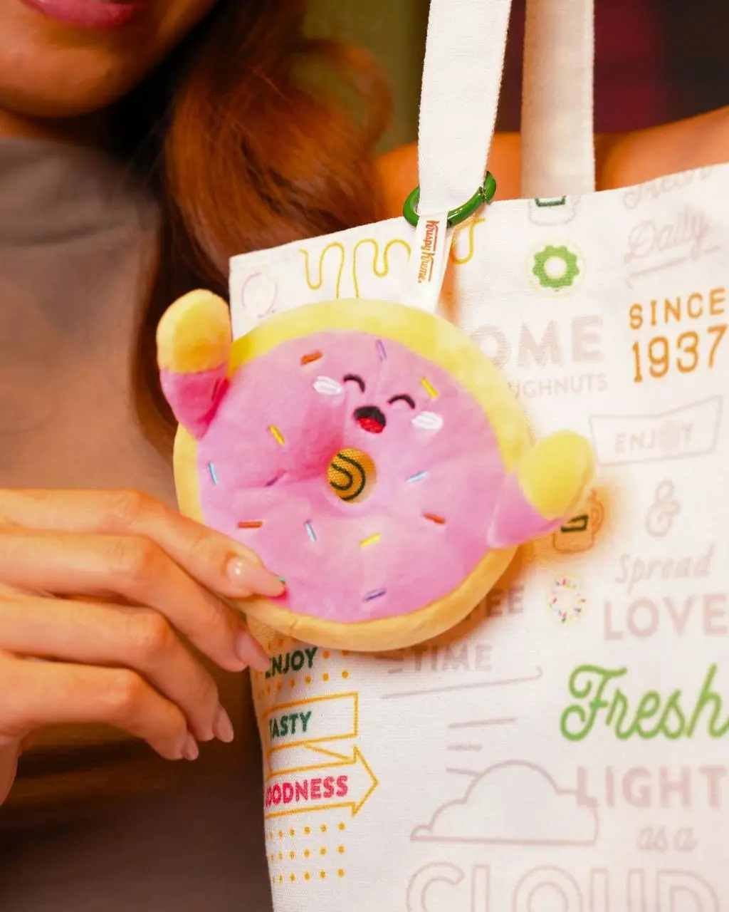 Krispy Kreme выкатил прикольные праздничные подвески-пончики. У каждого есть свой наряд, аксессуары и эмоции.
Чур наш тот, что с очками 😎 | Сетка — социальная сеть от hh.ru