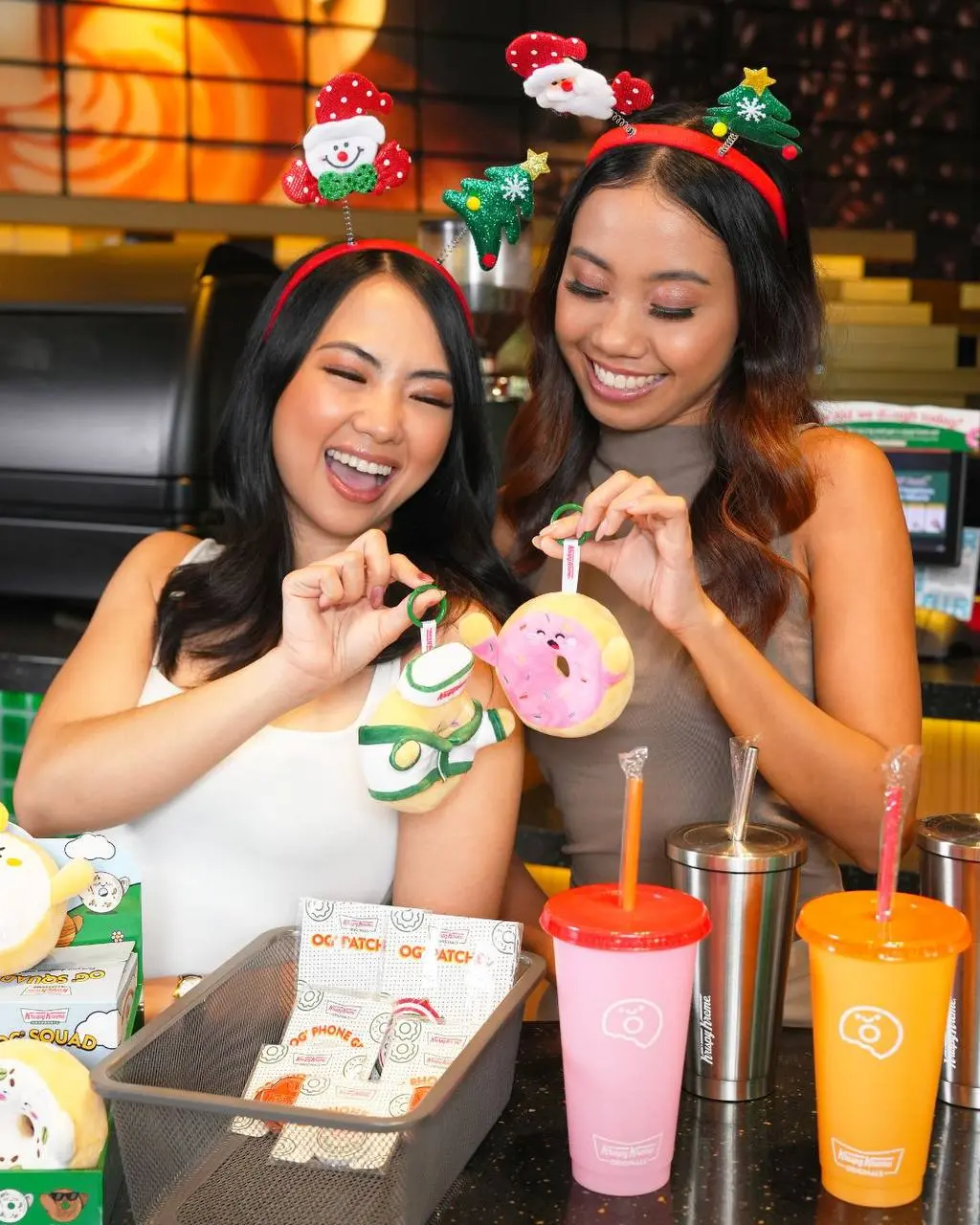 Krispy Kreme выкатил прикольные праздничные подвески-пончики. У каждого есть свой наряд, аксессуары и эмоции.
Чур наш тот, что с очками 😎 | Сетка — социальная сеть от hh.ru