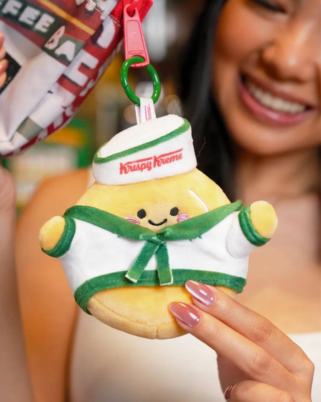 Krispy Kreme выкатил прикольные праздничные подвески-пончики. У каждого есть свой наряд, аксессуары и эмоции.
Чур наш тот, что с очками 😎 | Сетка — социальная сеть от hh.ru