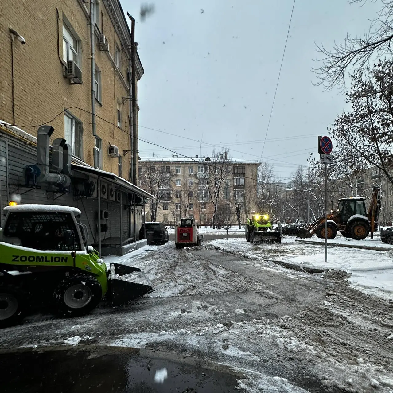 Прошу уполномоченные ведомства г. Москвы провести проверку, почему мой двор сегодня убирают 3 (три) мини-эскалатора под присмотром 1 большого вместо положенных 9 под присмотром 2 | Сетка — социальная сеть от hh.ru