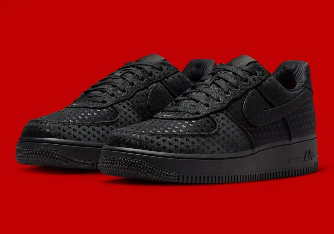 Ну это просто нереальная горючка… Nike подгоняет сразу три пары кроссовок ко Дню святого Валентина. Да, обычно мокапы уже известны осенью, а ближе к декабрю показывают, как это будет выглядеть | Сетка — социальная сеть от hh.ru
