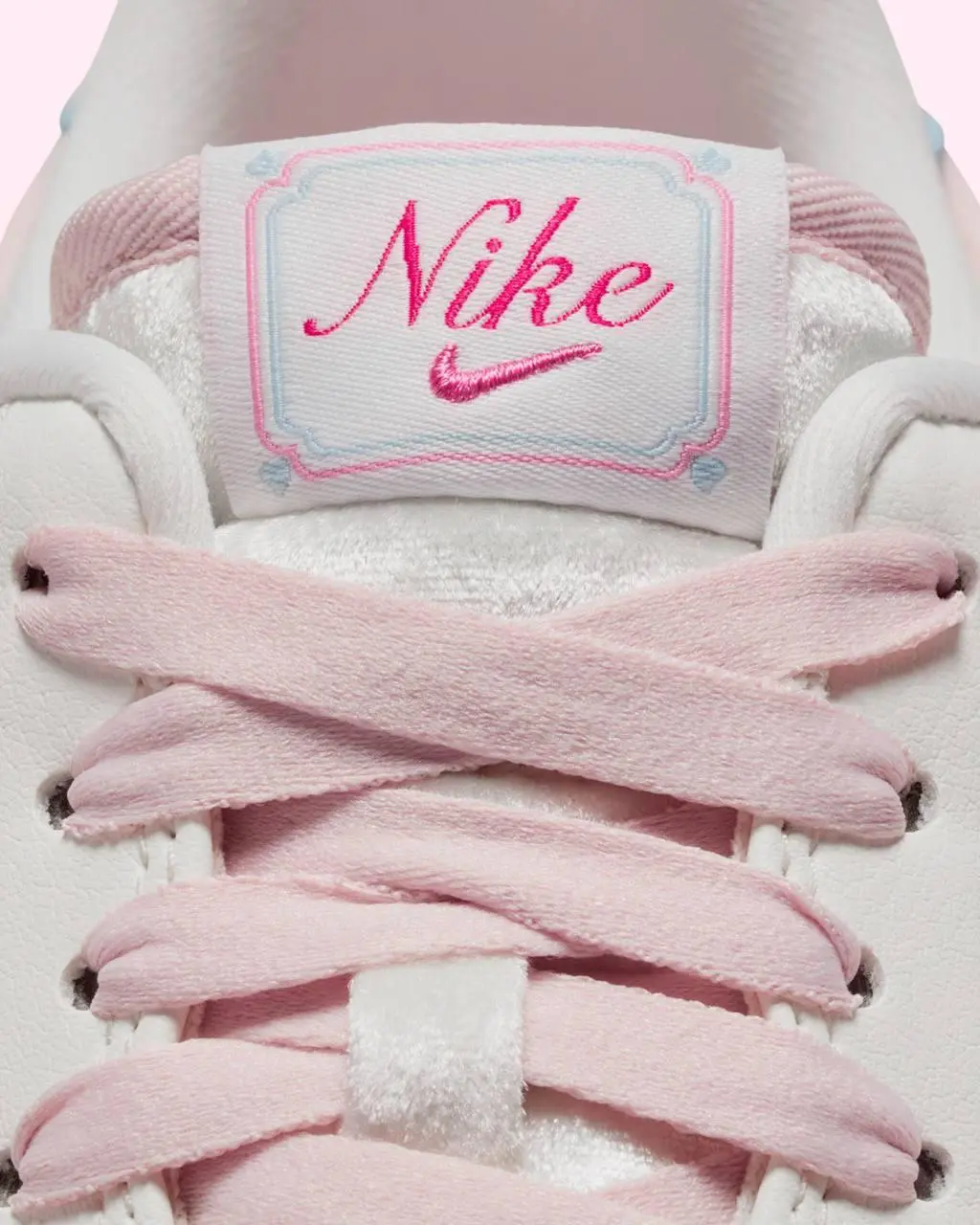 Ну это просто нереальная горючка… Nike подгоняет сразу три пары кроссовок ко Дню святого Валентина. Да, обычно мокапы уже известны осенью, а ближе к декабрю показывают, как это будет выглядеть | Сетка — социальная сеть от hh.ru