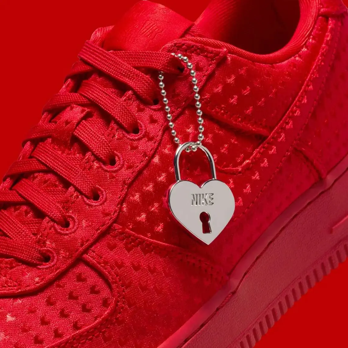 Ну это просто нереальная горючка… Nike подгоняет сразу три пары кроссовок ко Дню святого Валентина. Да, обычно мокапы уже известны осенью, а ближе к декабрю показывают, как это будет выглядеть | Сетка — социальная сеть от hh.ru