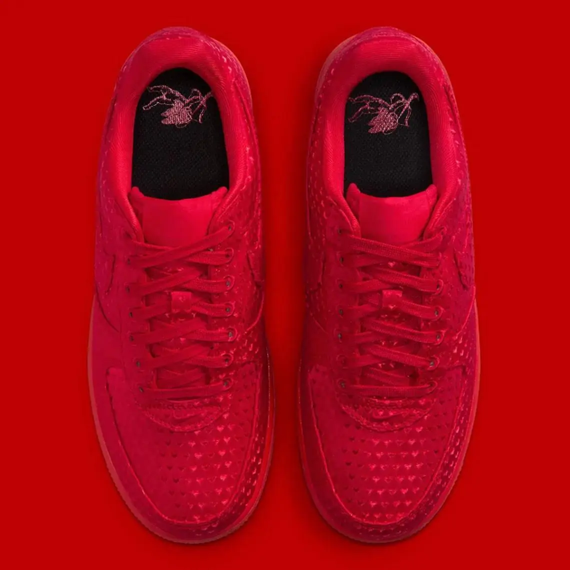 Ну это просто нереальная горючка… Nike подгоняет сразу три пары кроссовок ко Дню святого Валентина. Да, обычно мокапы уже известны осенью, а ближе к декабрю показывают, как это будет выглядеть | Сетка — социальная сеть от hh.ru