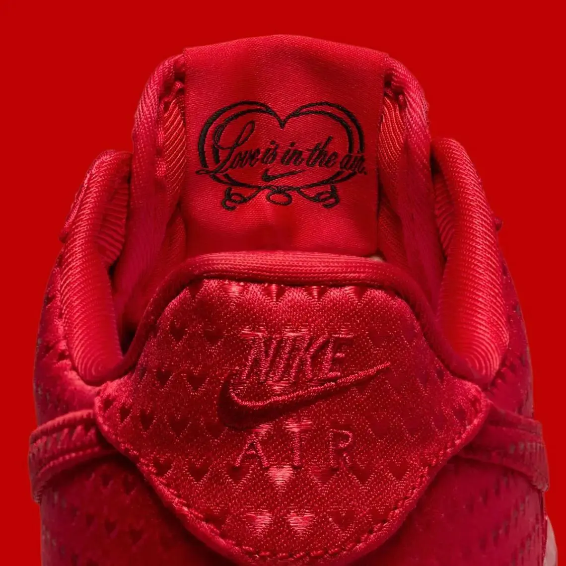 Ну это просто нереальная горючка… Nike подгоняет сразу три пары кроссовок ко Дню святого Валентина. Да, обычно мокапы уже известны осенью, а ближе к декабрю показывают, как это будет выглядеть | Сетка — социальная сеть от hh.ru