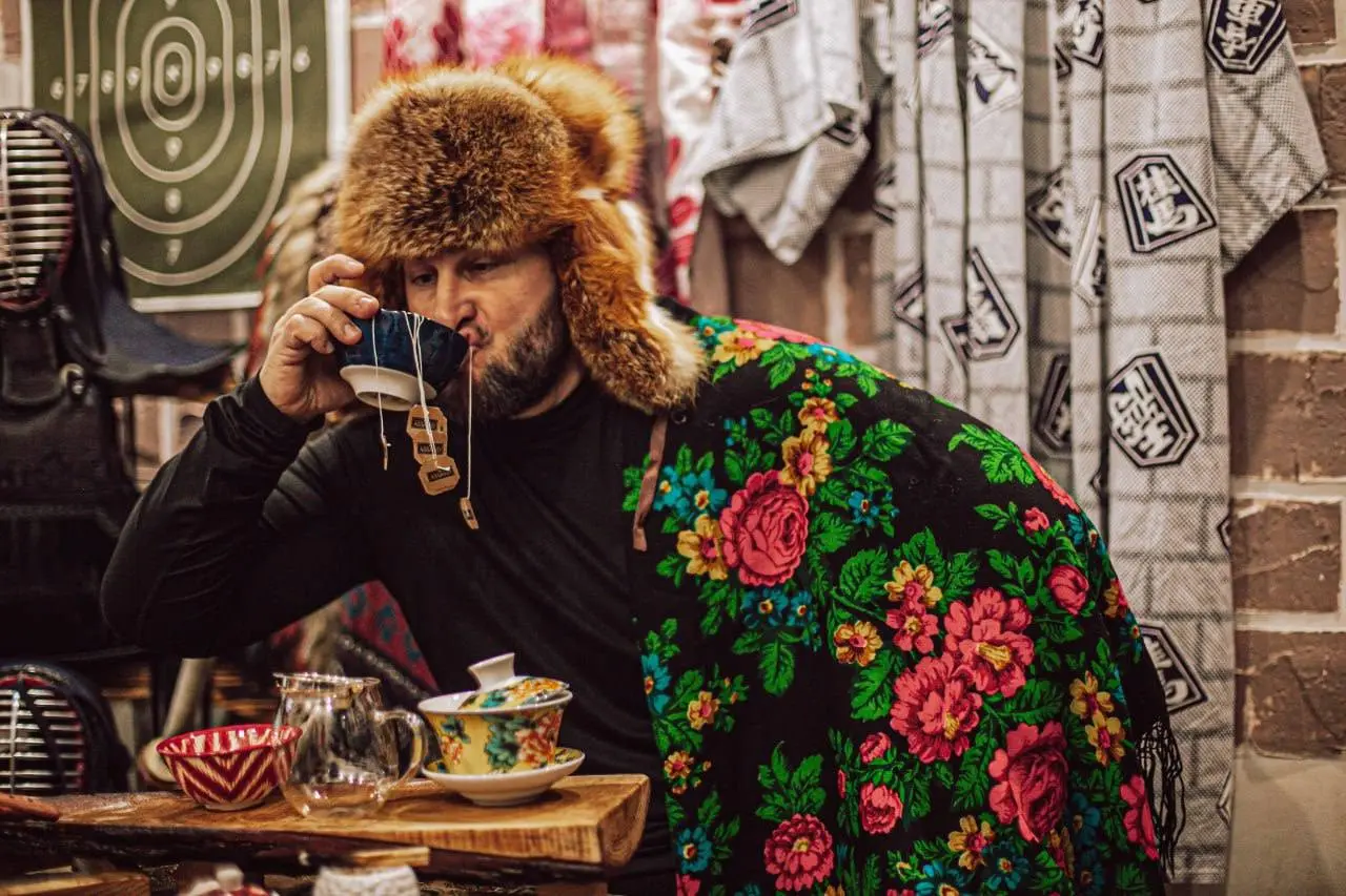 Я не понимаю людей, кто в современном мире до сих пор сжигает своё драгоценное время на алкоголь и дикие вечеринки, когда столько здоровых альтернатив сейчас появилось. Возьмём хотя бы чаи | Сетка — социальная сеть от hh.ru