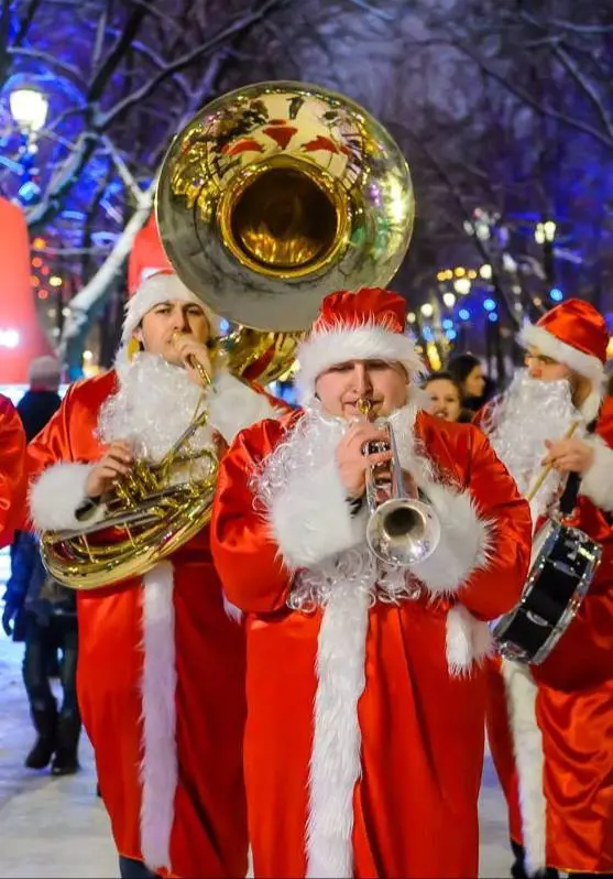 🎅🏼Сегодня состоится красочный парад Дедов Морозов с духовым оркестром
27 декабря 17:17-18:00
После завершения шествия зрителей ждет развлекательная программа
▫️Вход свободный
📍от Никольской улицы, про... | Сетка — социальная сеть от hh.ru