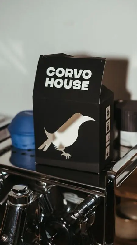 🌟 Нашла креативный и практичный фирменный стиль турецкой кофейни Corvo House в Измире | Сетка — социальная сеть от hh.ru