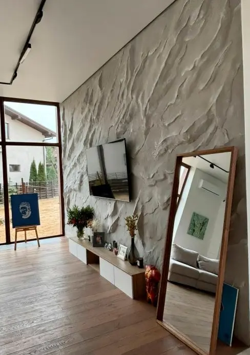 🔥 Работа команды DECOROOF Group: акцентная стена “Скала” 🪨✨
Когда одна стена делает весь интерьер дорогим, глубоким и живым — без лишнего декора 😍
📍 Объект: частный дом, коттеджный посёлок «Променад-2... | Сетка — социальная сеть от hh.ru