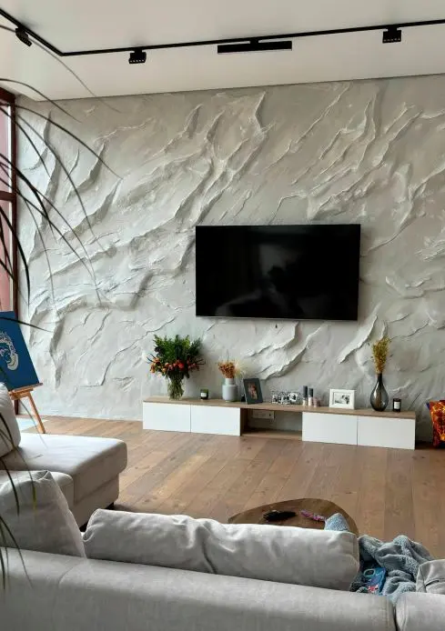 🔥 Работа команды DECOROOF Group: акцентная стена “Скала” 🪨✨
Когда одна стена делает весь интерьер дорогим, глубоким и живым — без лишнего декора 😍
📍 Объект: частный дом, коттеджный посёлок «Променад-2... | Сетка — социальная сеть от hh.ru