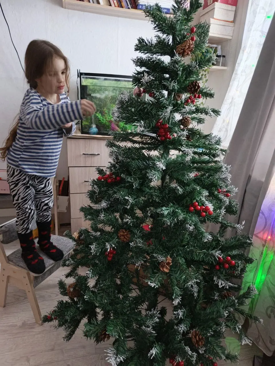 🗓 На днях я рассказала про маленькую драму: дочка сломала нашу ёлку.
😉 Честно, я ни капельки не расстроилась из-за самой ёлки — мне это всё равно | Сетка — социальная сеть от hh.ru