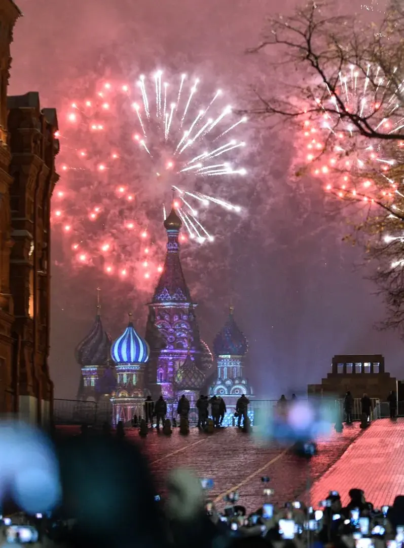 🙅🏻‍♀️Красная площадь будет закрыта для посещения в новогоднюю ночь
Ограничения будут действовать с 18:00 31 декабря до 10:00 1 января
⛸На ГУМ-каток можно будет пройти с билетом
📲Подпишитесь на Вдвижен... | Сетка — социальная сеть от hh.ru