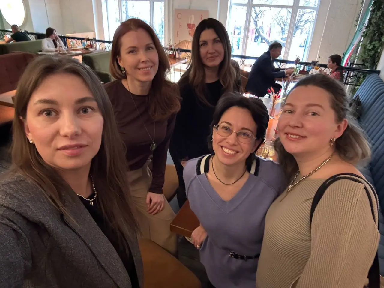 🤍В этом декабре я вдруг поймала себя на мысли:
я много не работаю, я живу.
Много встреч, разговоров, смеха.
Корпоративы, бизнес-круги, живая энергия людей | Сетка — социальная сеть от hh.ru