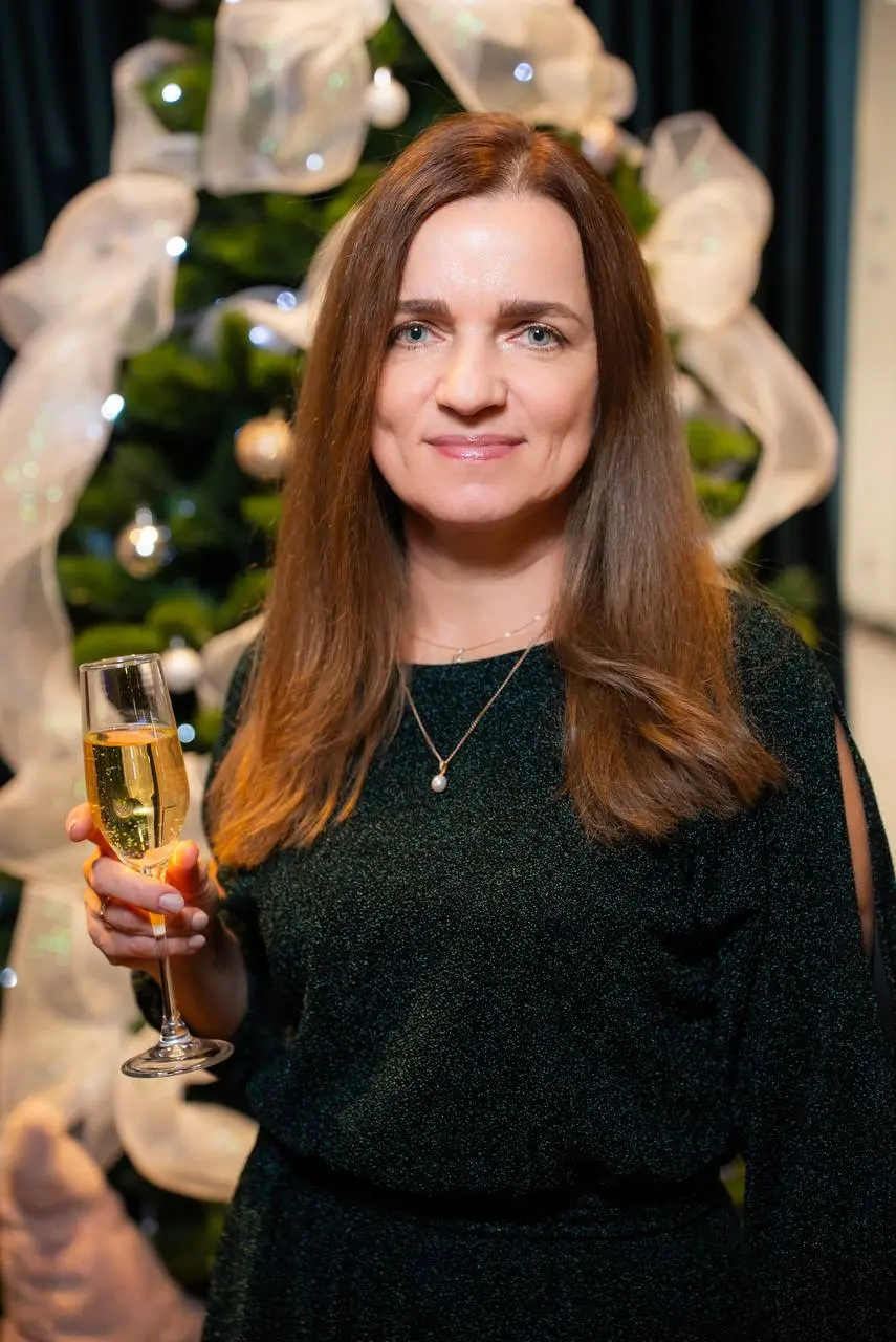 Время новогодних корпоративов 🎄🥂✨
А это самый яркий сигнал- год подходит к концу.
Время подводить итоги, загадывать желания и поверить в чудо 💫
Для сотрудников корпоратив - это веселый праздник | Сетка — социальная сеть от hh.ru