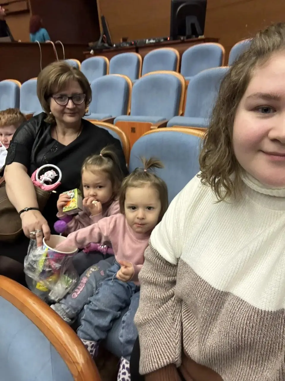 Сегодня на новогоднем представлении "Золушка" в Пензенской филармонии.
#выходные
#внучки
#новыйгод | Сетка — социальная сеть от hh.ru