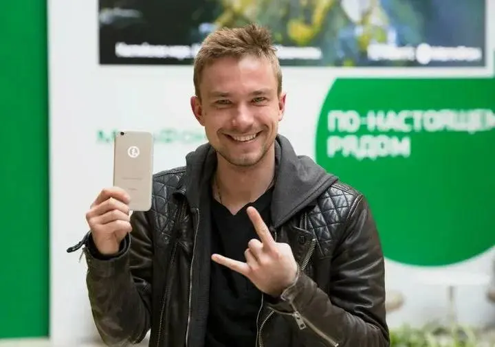 Российский телеком-бренд МегаФон официально объявил актера Александра Петрова своим новым амбассадором, запустив кампанию, в которой он представляет новую бренд-стратегию компании | Сетка — социальная сеть от hh.ru