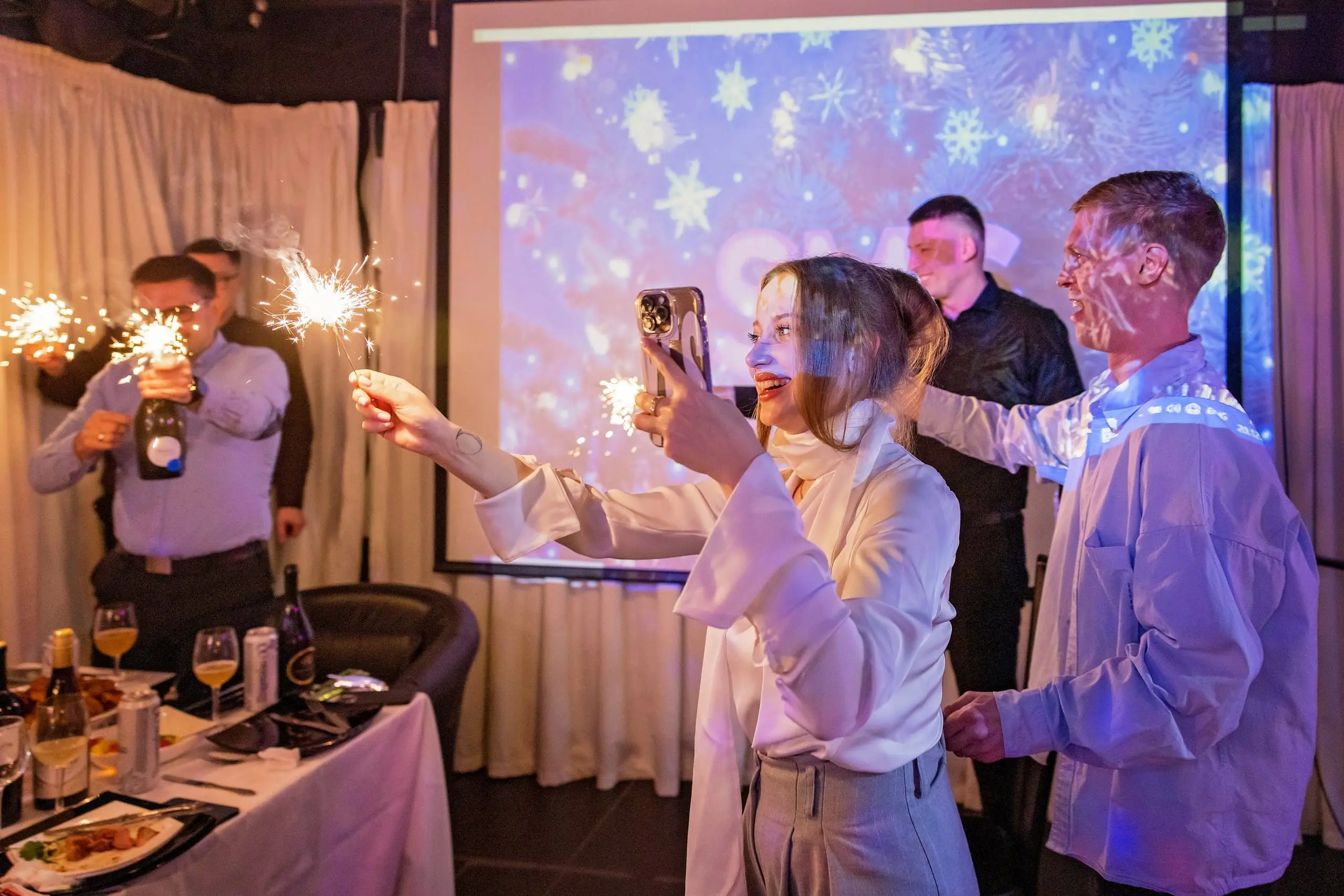 🎄 2025 подходит к концу, и мы традиционно подводим итоги года
Каждый наш год насыщенный и яркий — этот не стал исключением
✨В 2025 мы активно участвовали в жизни IT-сообщества и бизнеса: выступили в Н... | Сетка — социальная сеть от hh.ru