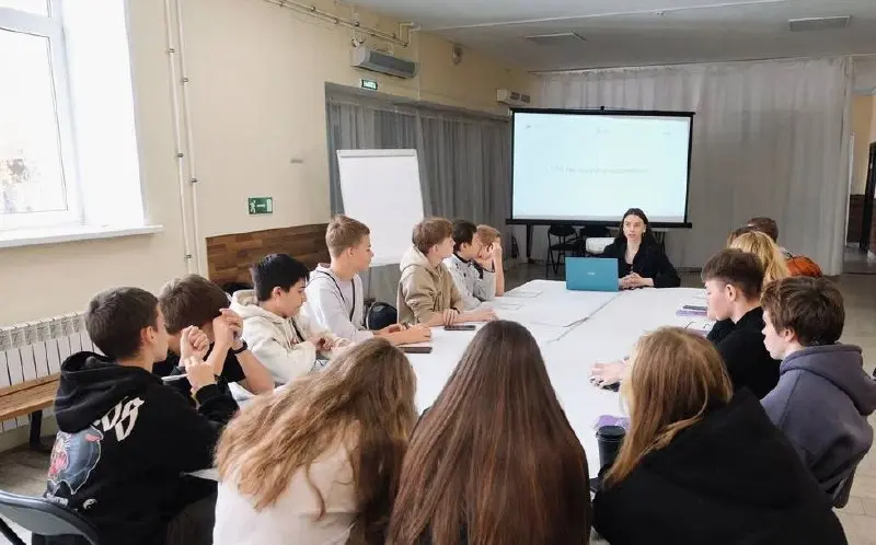 Пост из серии #HRмаркетологединорог
Про факты, логику и почему этот вектор для меня не случайный 😎
За 14 лет в маркетинге и коммуникациях я не раз корректировала свой путь:
🟣уходила из найма на фрилан... | Сетка — социальная сеть от hh.ru
