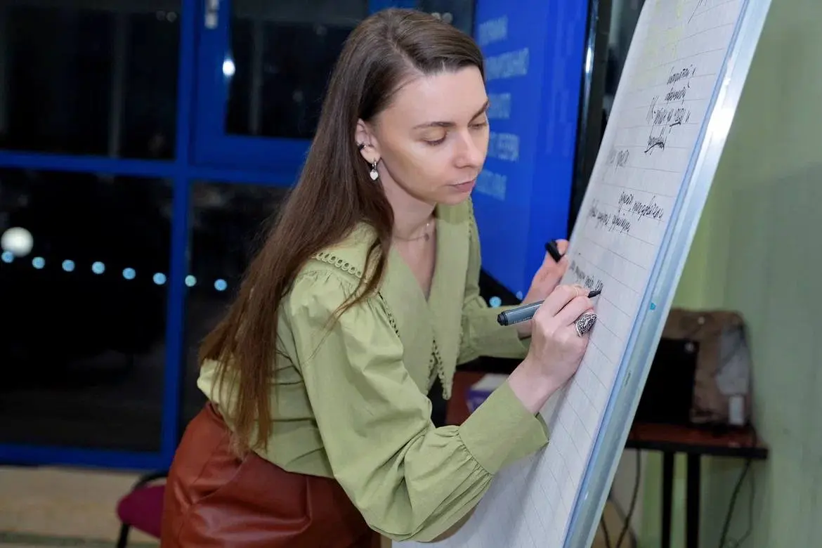 Пост из серии #HRмаркетологединорог
Про факты, логику и почему этот вектор для меня не случайный 😎
За 14 лет в маркетинге и коммуникациях я не раз корректировала свой путь:
🟣уходила из найма на фрилан... | Сетка — социальная сеть от hh.ru